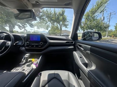 Used 2023 Toyota Highlander XLE FWD image 28