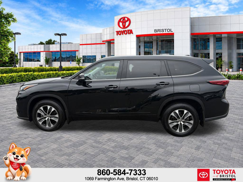 Used 2022 Toyota Highlander XLE AWD/4WD image 4