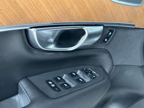 Certified 2022 Volvo XC90 T6 Momentum image 16
