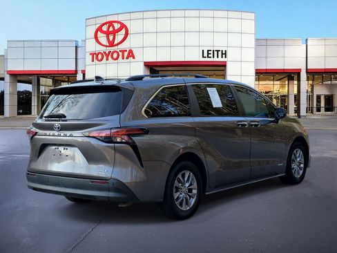 Used 2021 Toyota Sienna XLE image 5