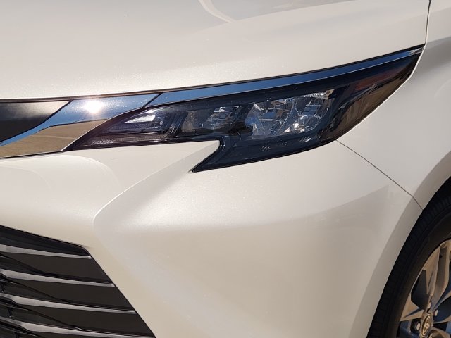 Used 2026 Toyota Sienna XLE FWD image 6