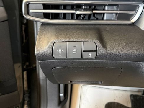 Used 2025 Hyundai Elantra SE image 12