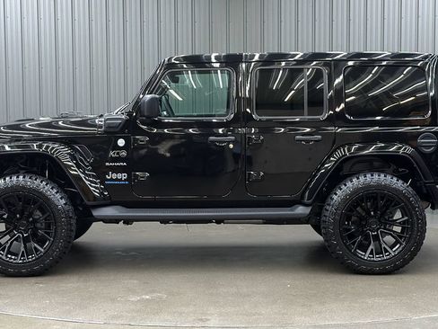 Used 2024 Jeep Wrangler Unlimited Sahara w/ Technology Group AWD/4WD image 2