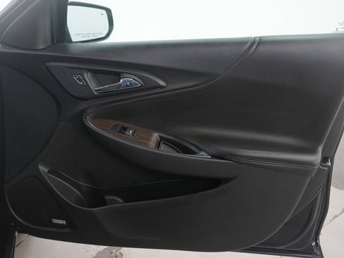 Used 2018 Chevrolet Malibu Premier w/ Premier Sun and Wheel Package image 9