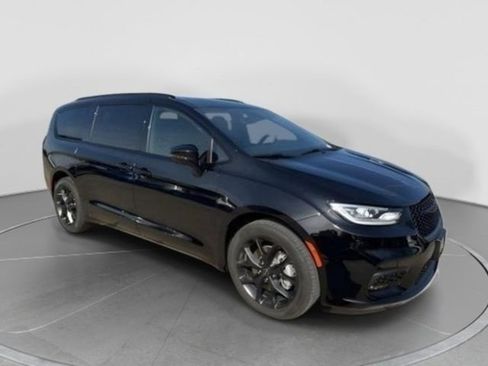 New 2026 Chrysler Pacifica Select w/ S Appearance Package image 6