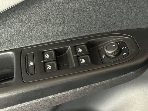 Certified 2022 Volkswagen Taos SE image 14