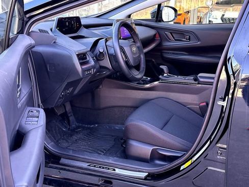 Used 2025 Toyota Prius SE image 10