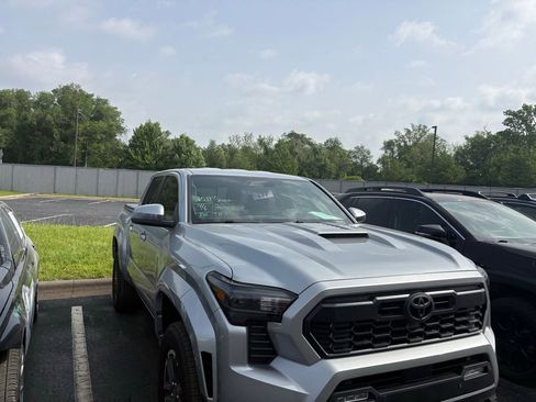 Used 2025 Toyota Tacoma TRD Sport w/ TRD Sport Upgrade Package AWD/4WD image 8