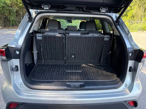 Used 2023 Toyota Highlander LE FWD image 19