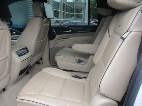 Used 2023 Cadillac Escalade ESV Premium Luxury w/ LPO, Illumination Package AWD/4WD image 13