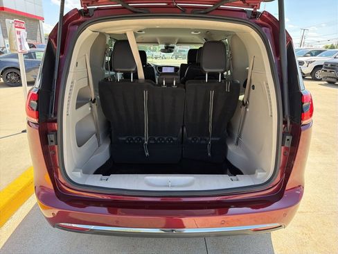 Used 2023 Chrysler Pacifica Touring-L FWD image 26