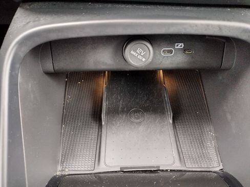 Used 2024 Volvo XC40 B5 Plus image 30