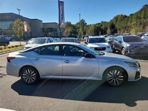 Used 2024 Nissan Altima 2.5 SV image 5