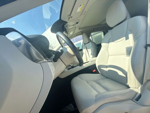 Used 2021 Volvo XC60 T5 Momentum w/ Premium Package FWD image 13