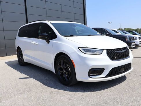 Used 2025 Chrysler Pacifica Limited FWD image 6