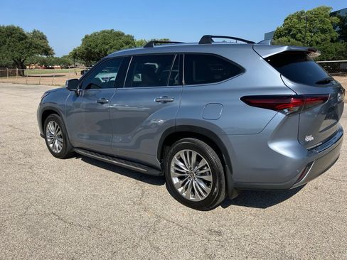 Used 2024 Toyota Highlander Platinum FWD image 6