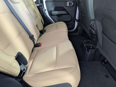 Used 2018 Jeep Wrangler Unlimited Sahara AWD/4WD image 28