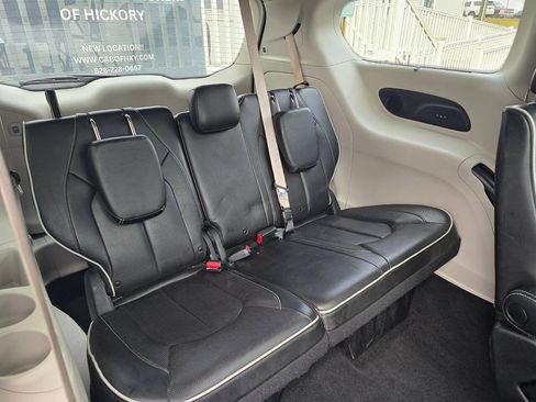 Used 2022 Chrysler Pacifica Limited FWD image 19