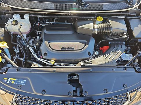 Used 2025 Chrysler Pacifica Select image 33
