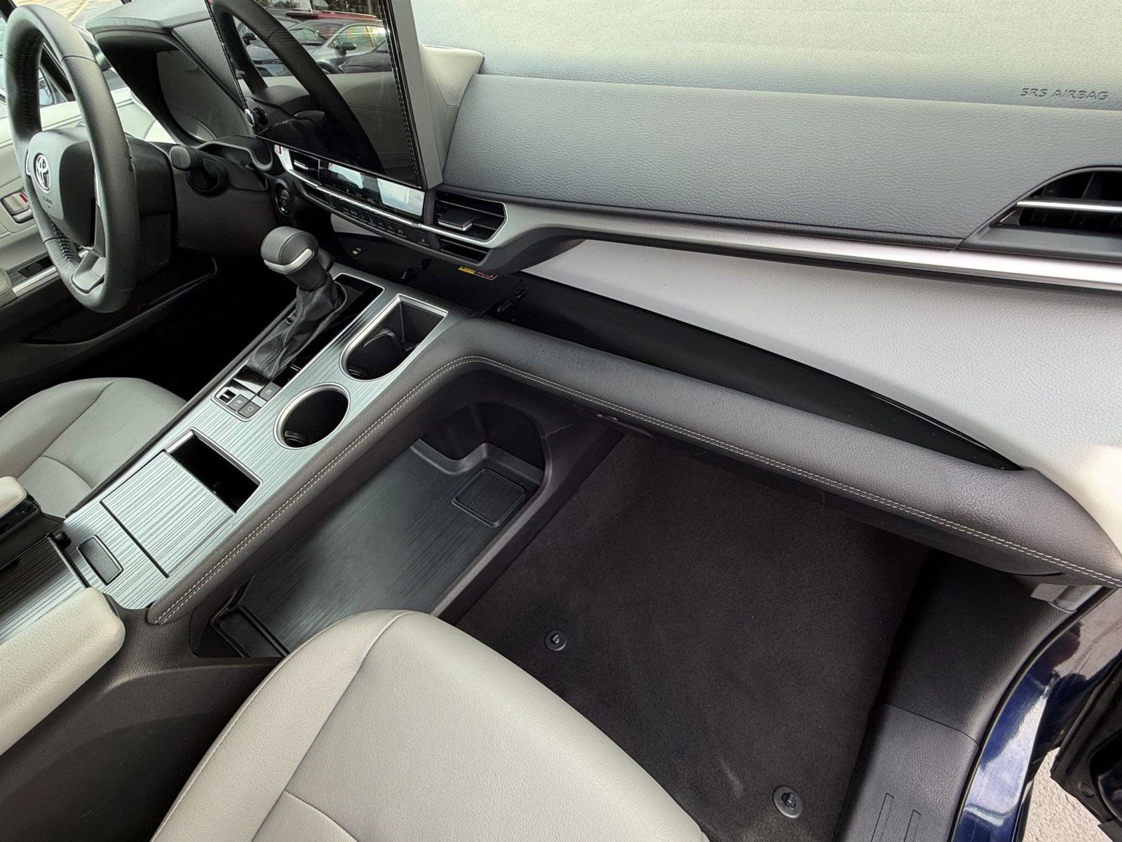 Used 2025 Toyota Sienna XLE FWD image 34