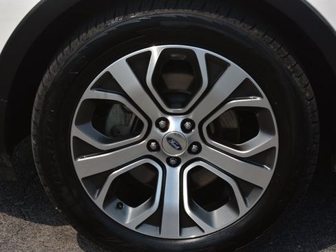 Used 2019 Ford Explorer Limited w/ Limited Luxury Package FWD image 11