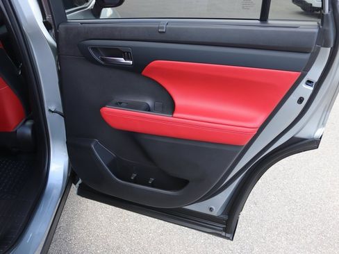 Used 2022 Toyota Highlander XSE image 8