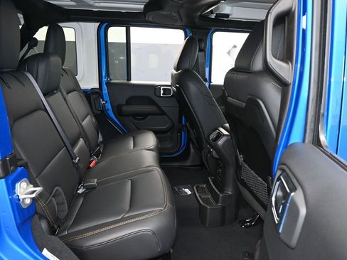 Used 2025 Jeep Wrangler Sahara AWD/4WD image 39