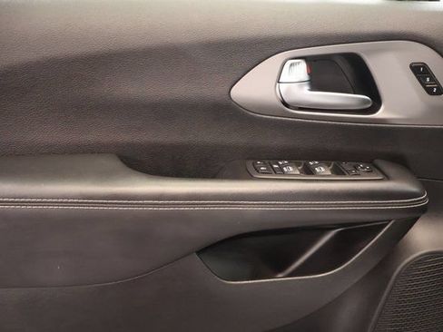 Used 2025 Chrysler Pacifica Select FWD image 9