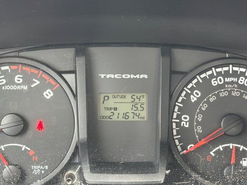 Used 2016 Toyota Tacoma SR image 24