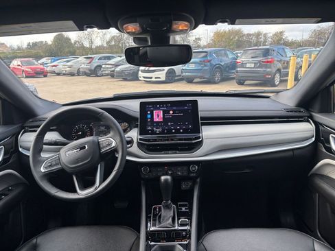 Used 2025 Jeep Compass Limited image 33