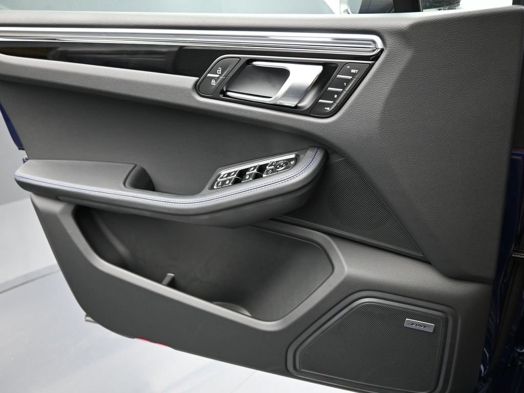 Certified 2025 Porsche Macan AWD/4WD image 7