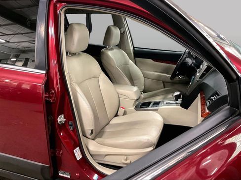 Used 2011 Subaru Outback 2.5i Limited AWD/4WD image 8