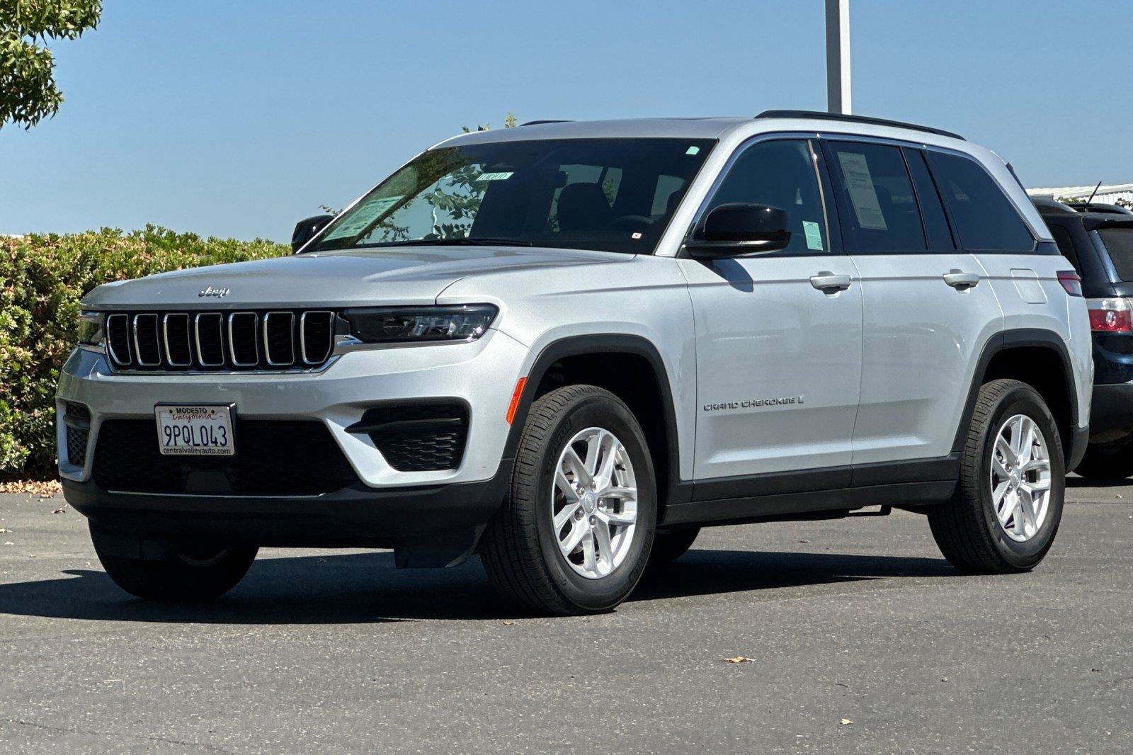 Used 2025 Jeep Grand Cherokee Laredo X w/ Luxury Tech Group I AWD/4WD image 7