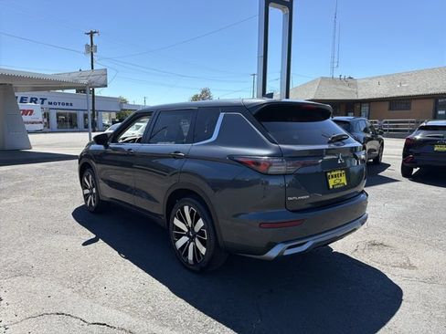 Used 2025 Mitsubishi Outlander SE AWD/4WD image 3