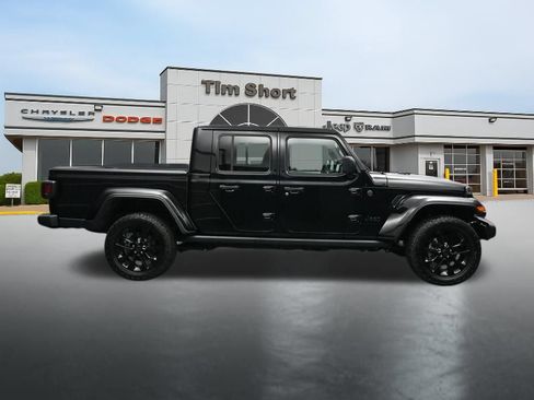 Used 2025 Jeep Gladiator Sport AWD/4WD image 6