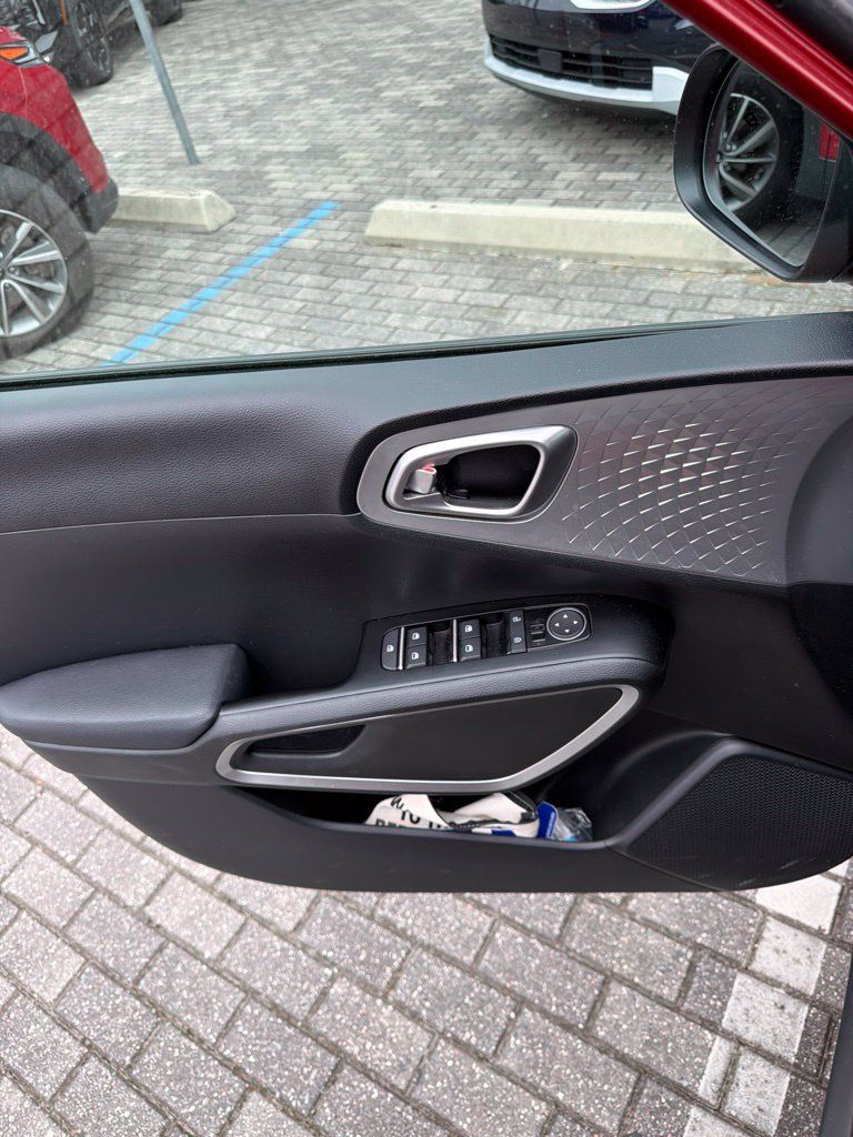 Used 2025 Kia Soul S FWD image 3