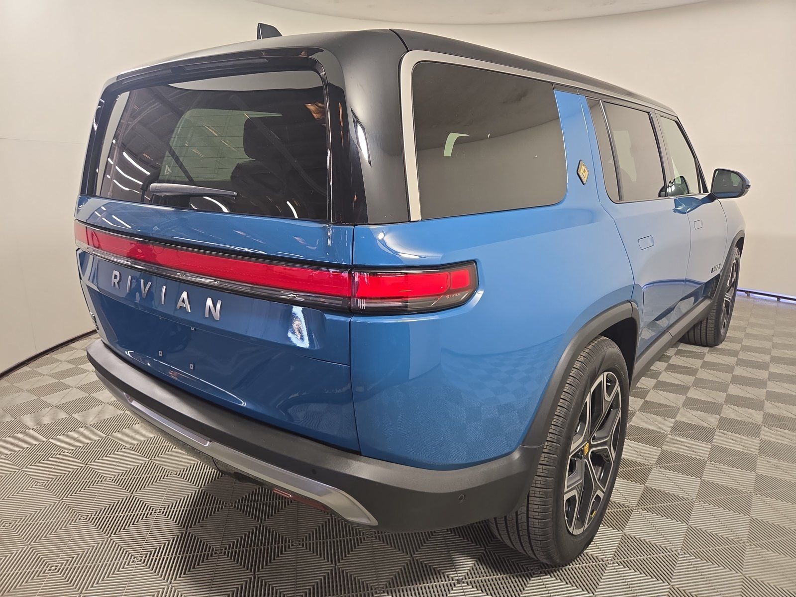 Used 2025 Rivian R1S Adventure Dual AWD/4WD image 5