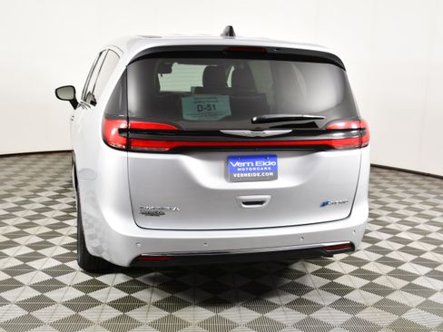 Used 2023 Chrysler Pacifica Limited FWD image 7