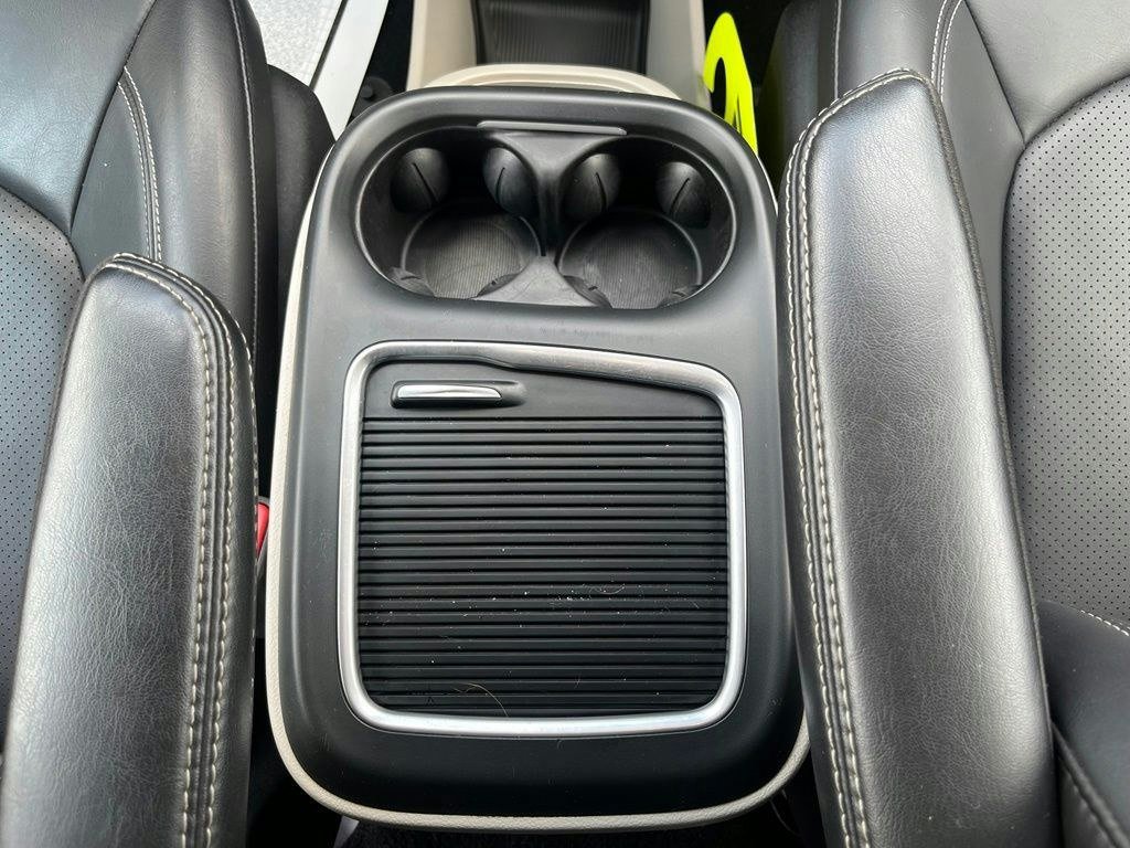 Used 2023 Chrysler Pacifica Touring-L FWD image 14