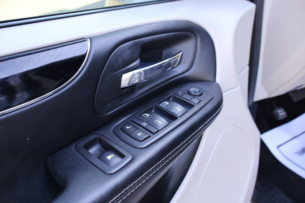 Used 2017 Dodge Grand Caravan SXT FWD image 12