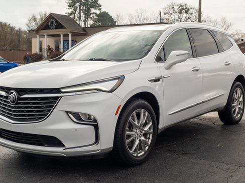 Used 2023 Buick Enclave Essence w/ Experience Buick Package image 3