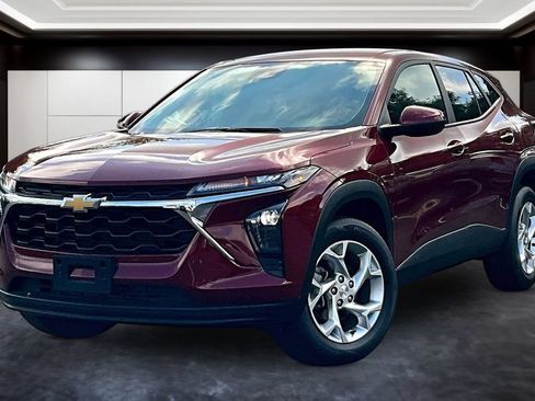 Used 2024 Chevrolet Trax LS w/ LS Convenience Package FWD image 3