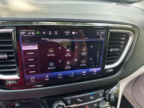 Used 2023 Chrysler Pacifica Touring-L FWD image 27