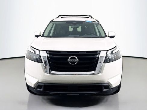 Used 2024 Nissan Pathfinder SV FWD image 2