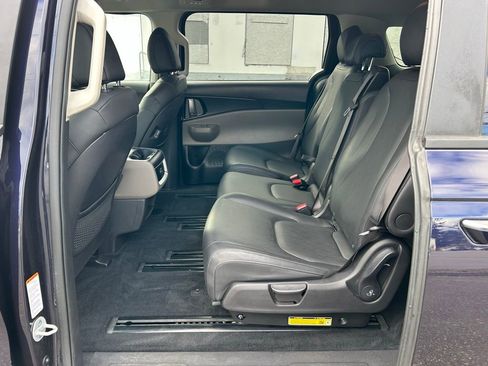Used 2025 Kia Carnival image 11