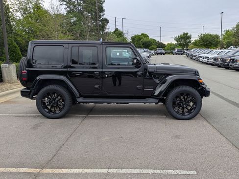 Used 2023 Jeep Wrangler Unlimited Sahara AWD/4WD image 3
