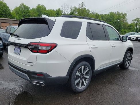 New 2025 Honda Pilot Touring image 4