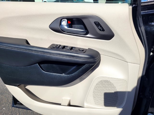 Used 2024 Chrysler Pacifica Touring-L FWD image 14
