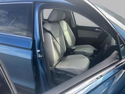 Used 2019 Volkswagen Tiguan SE w/ Panoramic Sunroof Package FWD image 9