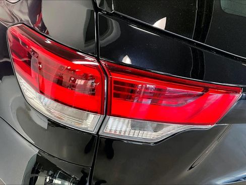 Used 2019 Toyota Highlander SE image 29